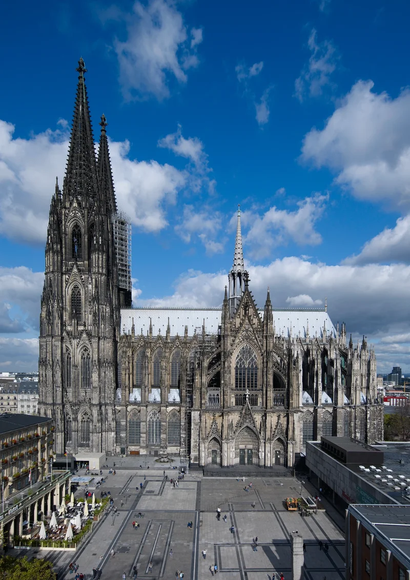 A imponente fachada da Catedral de Colônia, um exemplo máximo da arquitetura gótica alemã.