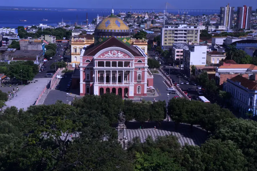 Teatro Amazonas em Manaus visto do alto, com cúpula colorida e fachada neoclássica