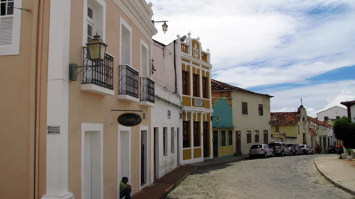 Vista panorâmica de Olinda (PE) — casario colonial colorido com igrejas brancas em primeiro plano