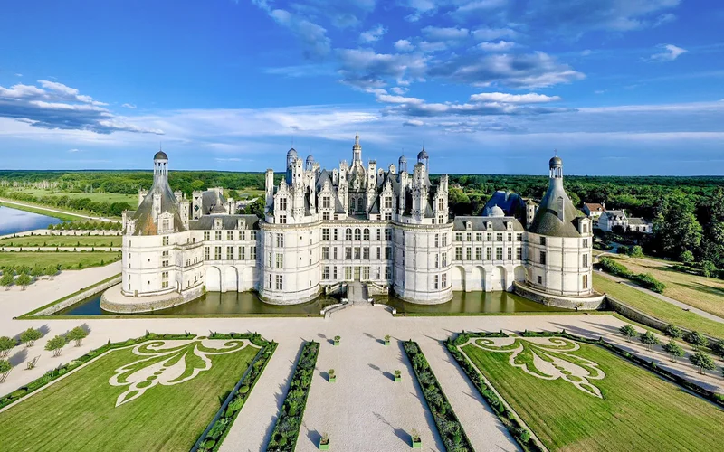 Arquitetura Francesa: Um Guia Completo dos Estilos e Obras
