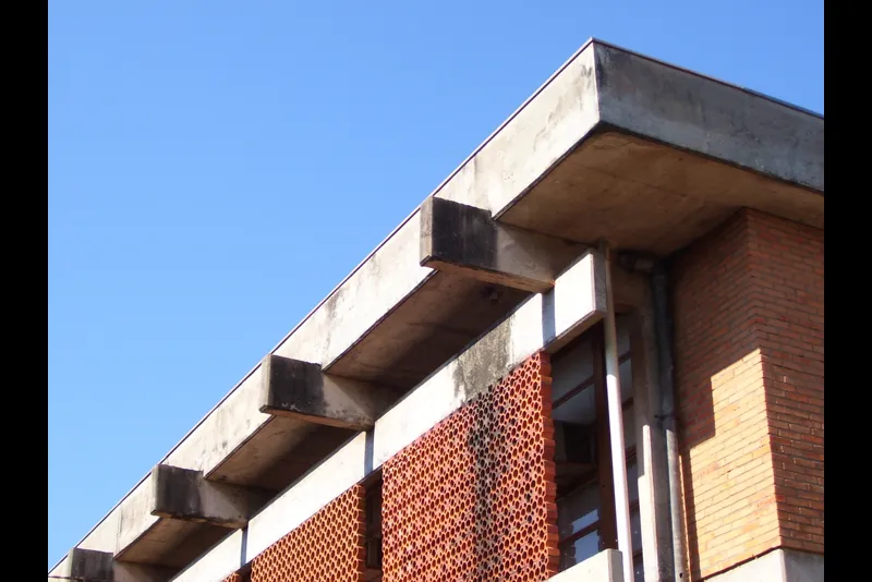 Cobogós cerâmicos em fachada de edifício modernista na Universidade Federal de Mato Grosso, Cuiabá — exemplo brasileiro do elemento de ventilação e sombreamento
