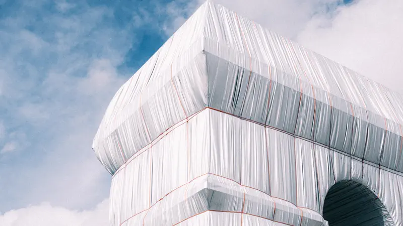 L'Arc de Triomphe embrulhado em tecido prateado por Christo em Paris 2021 — instalação efêmera de arquitetura efêmera em escala urbana