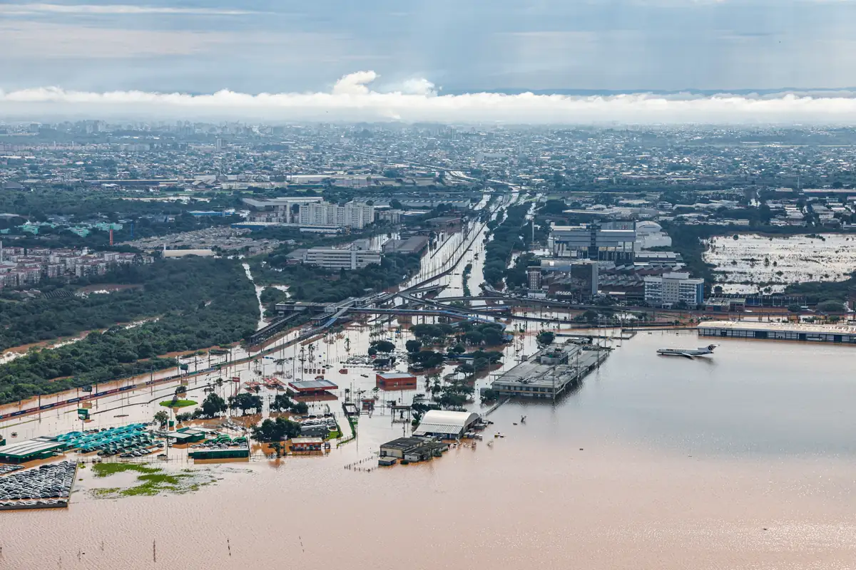 Vista aérea de Canoas (RS) submersa pela enchente de maio de 2024 — bairros inteiros tomados pela água