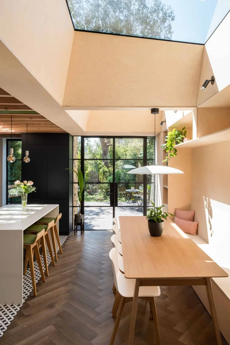 Interior de edifício biomimético com iluminação natural