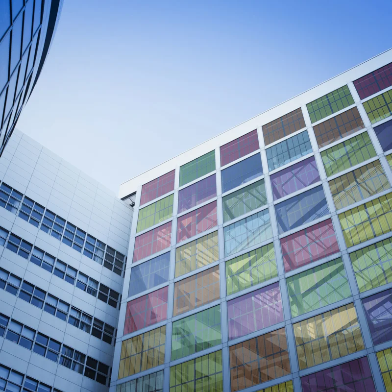 Fachada branca com painéis solares integrados