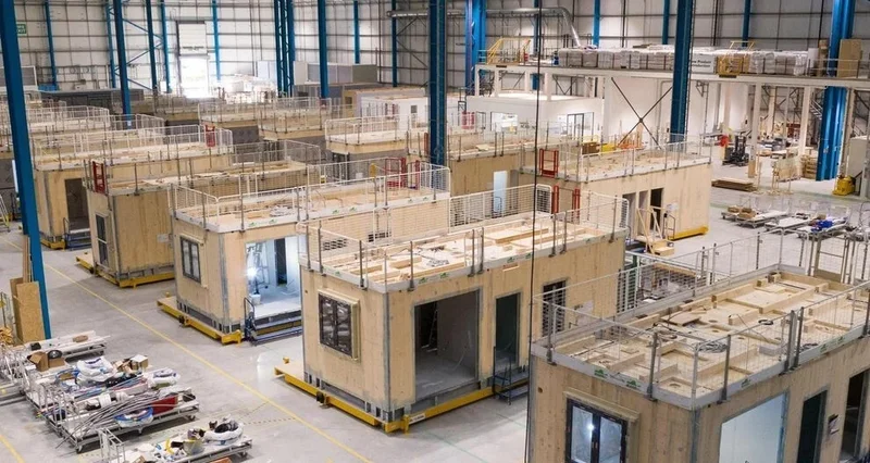 Hotel construído com arquitetura modular, mostrando a repetição dos módulos dos quartos.