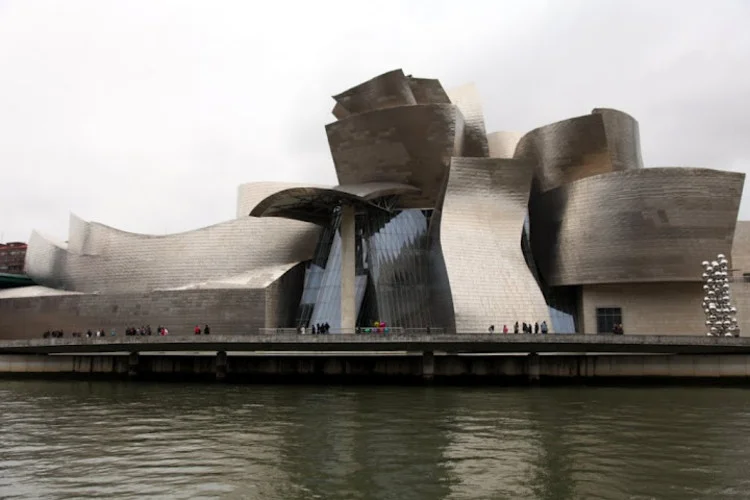 Frank Gehry: O Gênio da Arquitetura e Suas Obras Icônicas