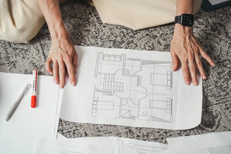 Detalhes de especificações técnicas em folhas de projeto sobre mesa de arquitetura