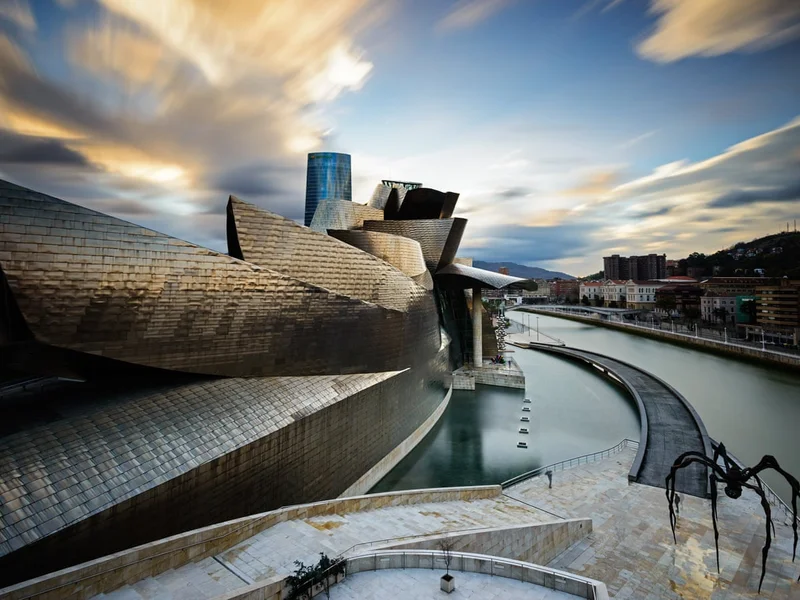 Gráfico mostrando o aumento do turismo em Bilbao após a inauguração do museu.