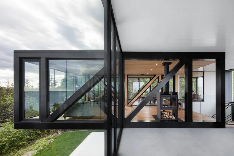Casa moderna com estrutura em aço aparente e diagonais em V — treliça arquitetônica integrada à fachada residencial