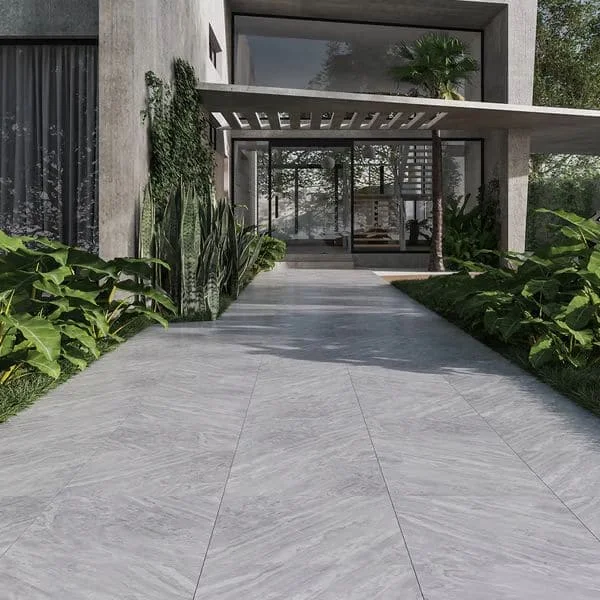 Garagem externa com piso de pedra natural (paralelepípedo), criando um visual rústico e extremamente durável.