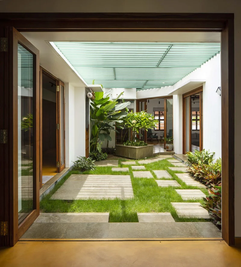Planta baixa de uma casa pequena com pátio interno e layout integrado.