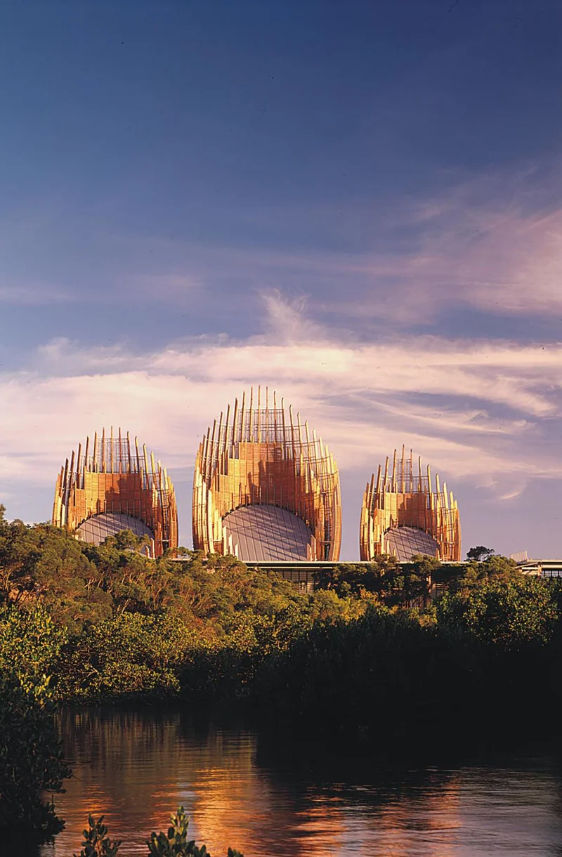 As estruturas de madeira do Centro Cultural Jean-Marie Tjibaou, na Nova Caledônia, que se assemelham a cabanas tradicionais.