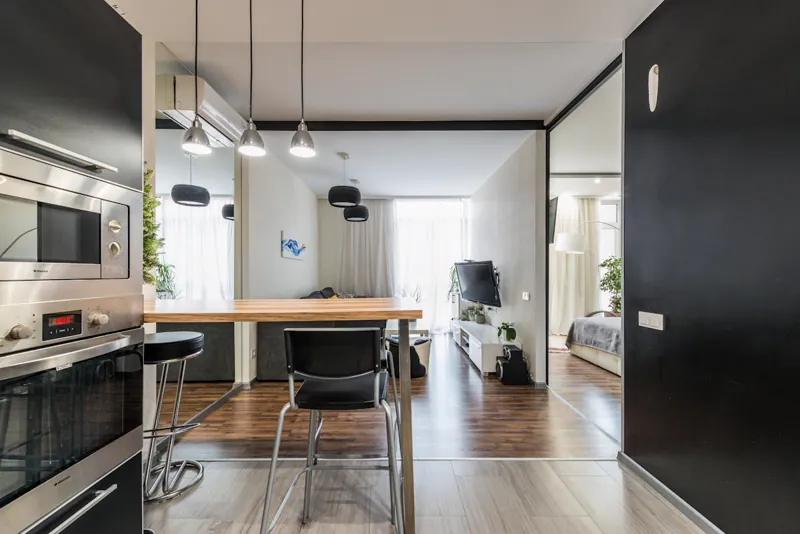 Quarto com parede de vidro separando dormitório e living em espaço multifuncional moderno