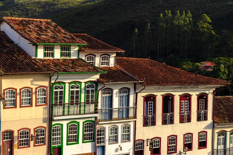 Fachadas do casario colonial de Ouro Preto com telhados de telha cerâmica capa-canal