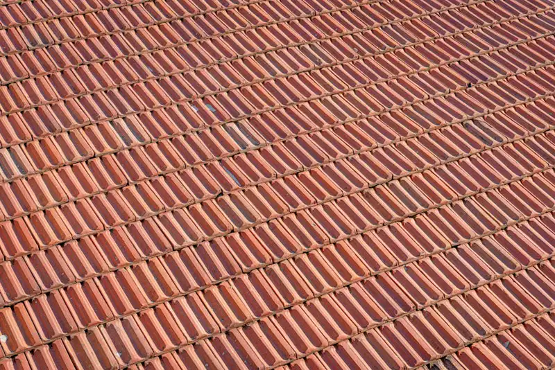 Detalhe de telhas cerâmicas capa-canal em fileiras, telhado colonial tradicional
